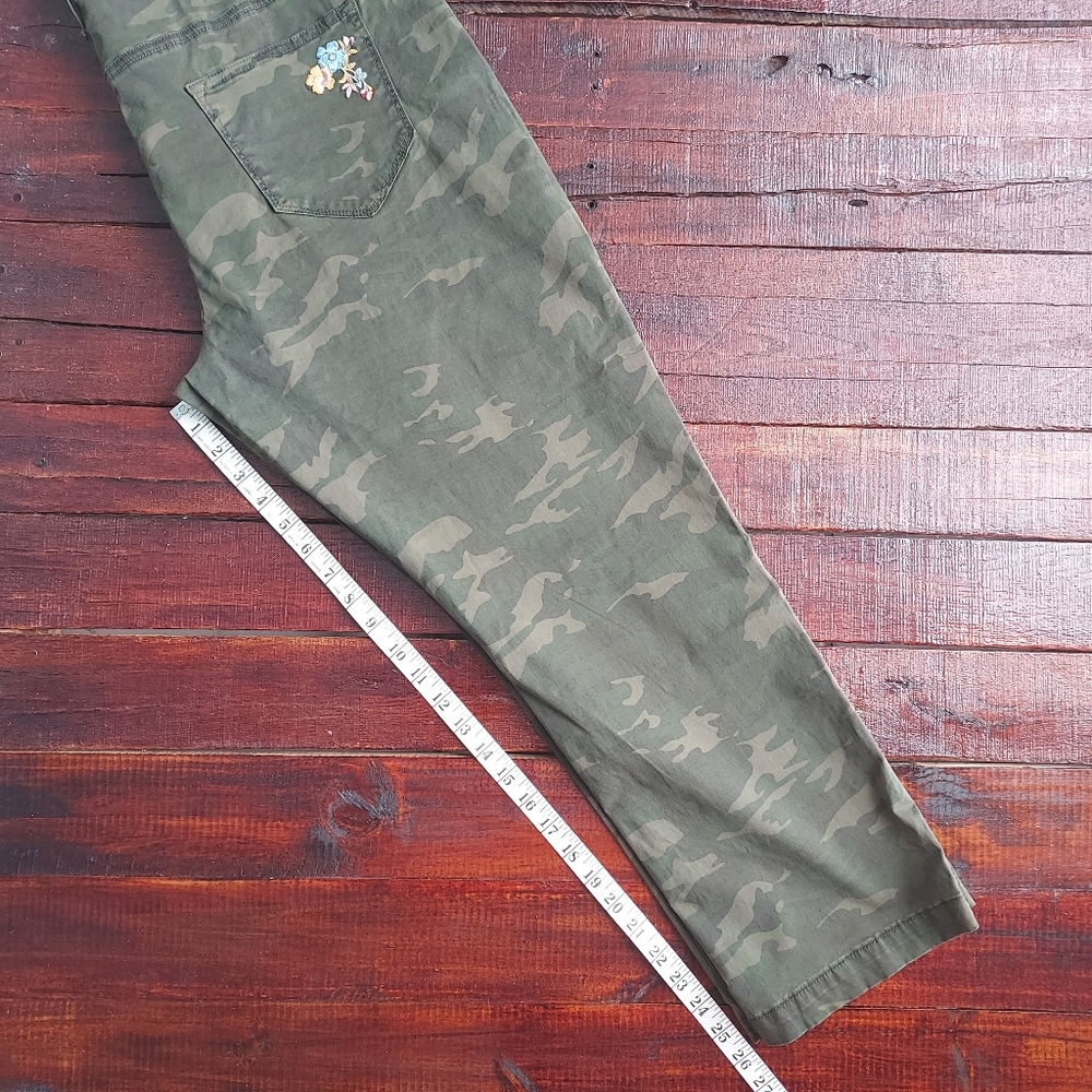 DRIFTWOOD Camouflage Straight Leg Jeans size 31 & 30 - Picture 11 of 12